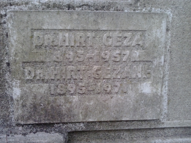 Hirt Géza (Paks, 1895. július 27.-Budapest, 1957. június 20.) állatorvos-doktor, az állatorvos-tudományok kandidátusa, a kórszövettan magántanára (1946), a Phylaxia Szérumtermelő Rt. munkatársa (1923-1950), az Országos Állategészségügyi Intézet igazgatója (1950-1956).
A X. kerületi Újköztemetőben temették 1957. június 25-én a 18. parcella VI. szektor 70, sírhelyére. A sír felirata: Dr. Hirt Géza / 1895-1957 / Dr. Hirt Gézáné / 1895-1971.